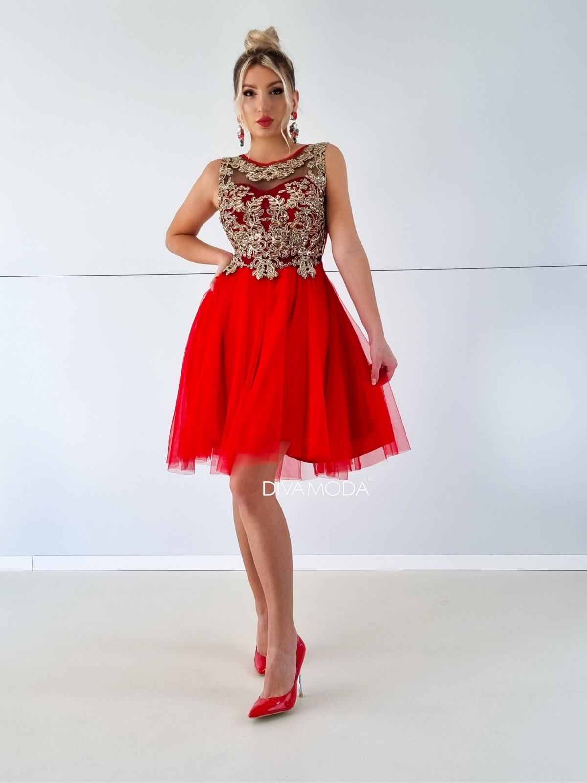 Spoločenské šaty so zdobeným dekoltom červené P 105