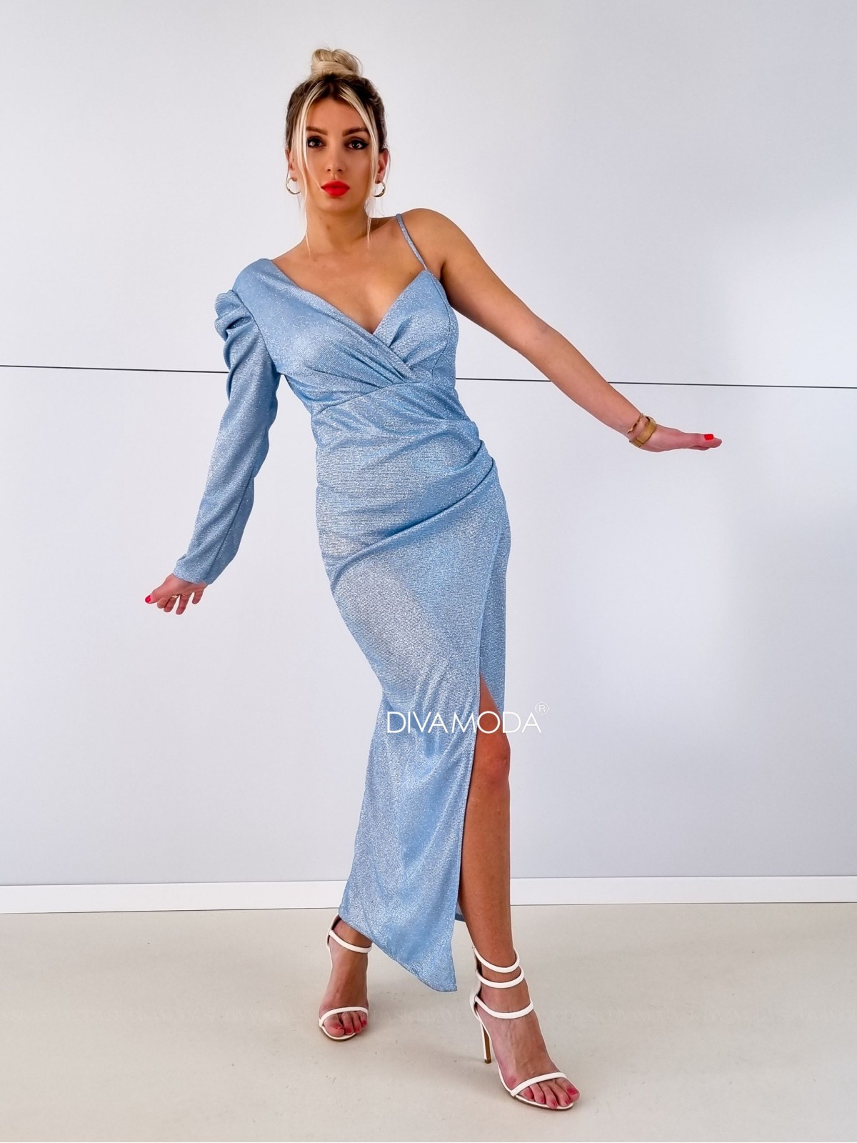 Trblietavé elegantné šaty na jedno rameno jemne modré S 116