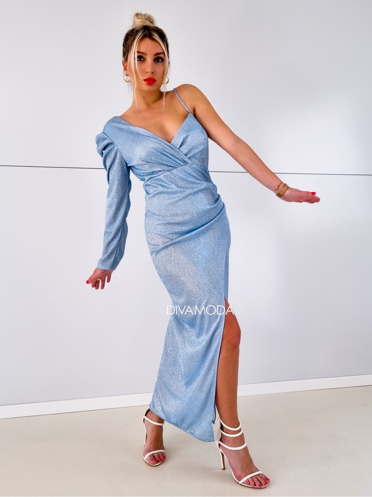 Trblietavé elegantné šaty na jedno rameno jemne modré S 116