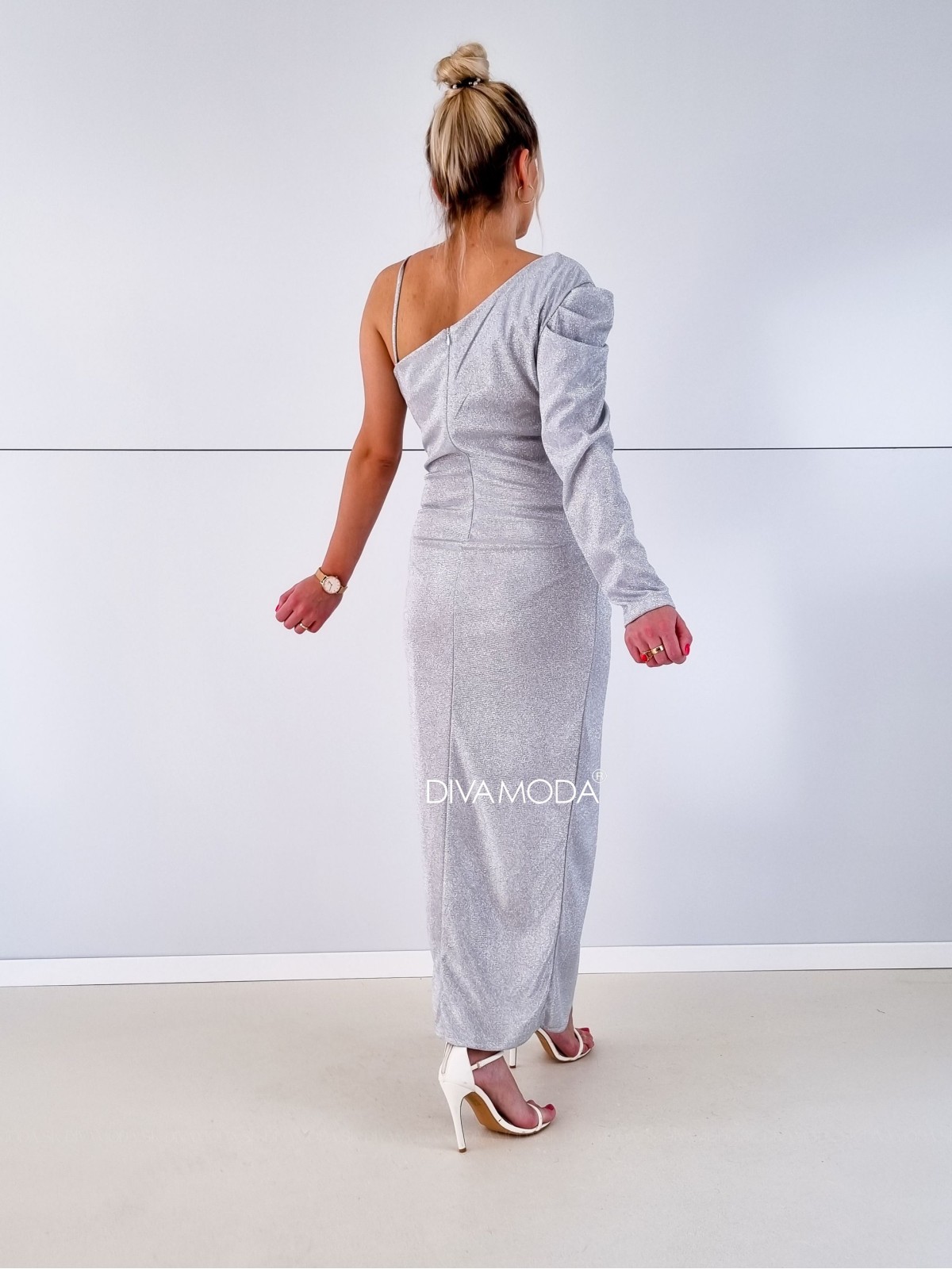 Trblietavé elegantné šaty na jedno rameno strieborné S 116