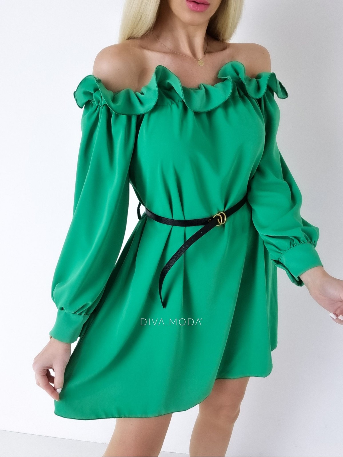Šaty s riaseným volánom a opaskom zelené A 82