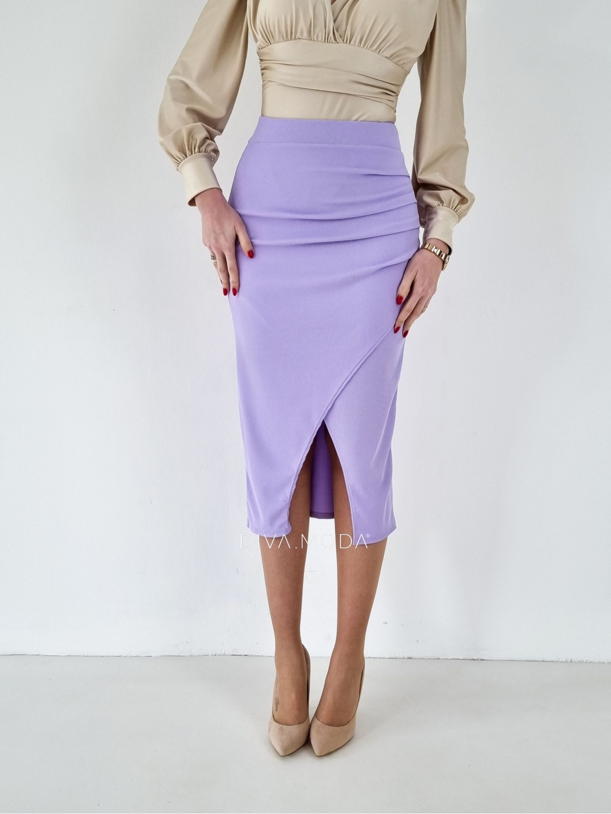 Priliehavá midi sukňa s riasením fialková A 209