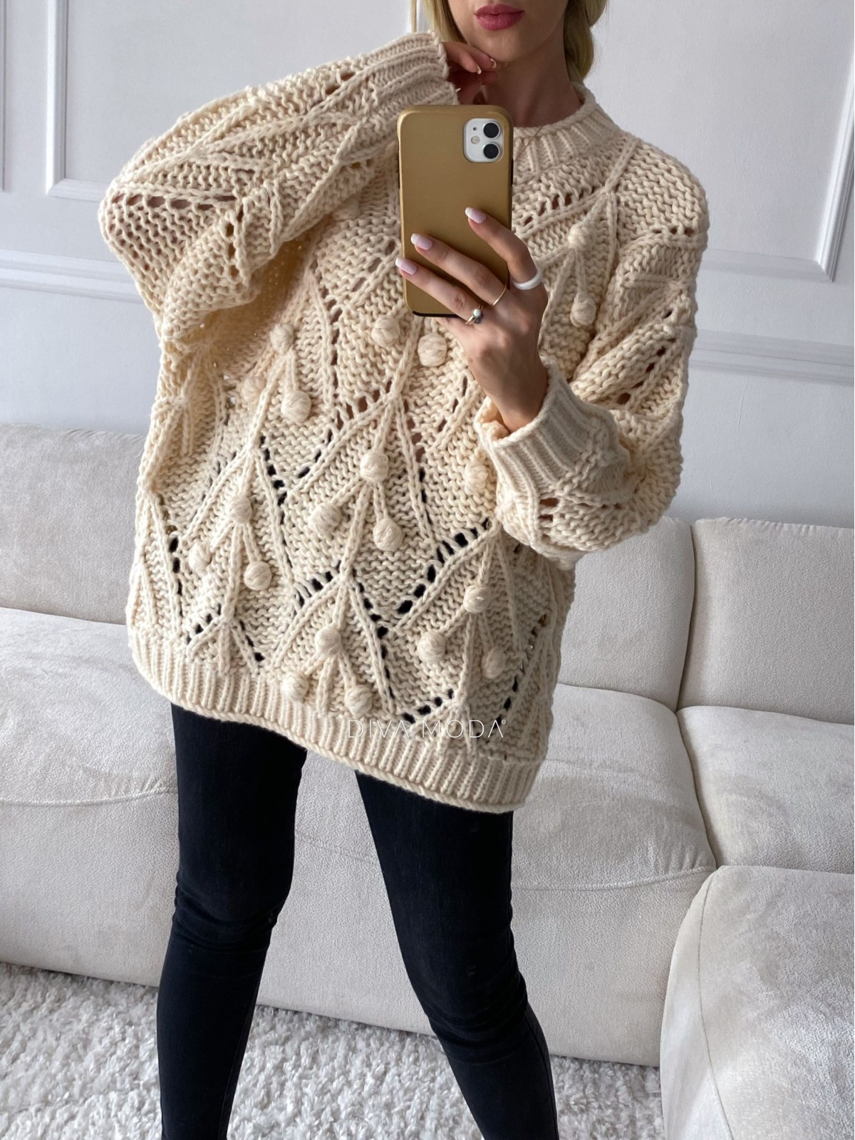 Pletený sveter s bambuľkami ecru-vanilkový S 27
