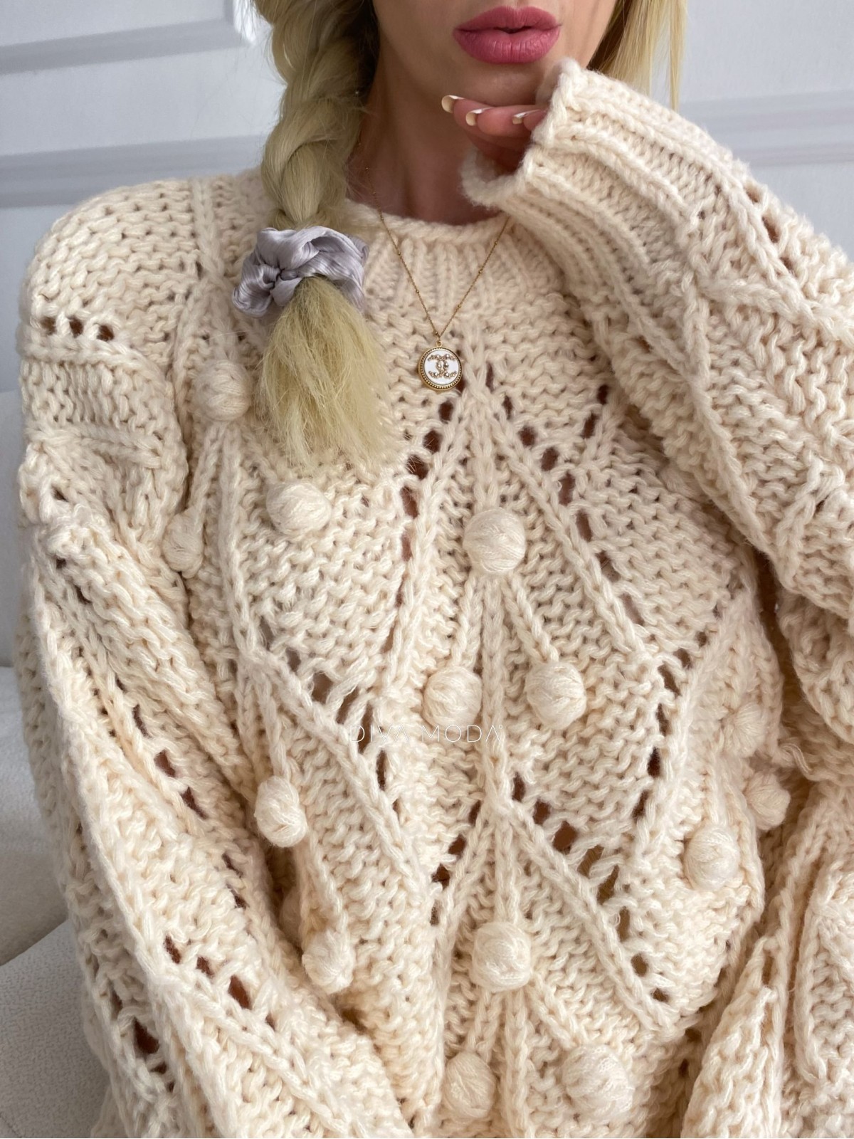 Pletený sveter s bambuľkami ecru-vanilkový S 27