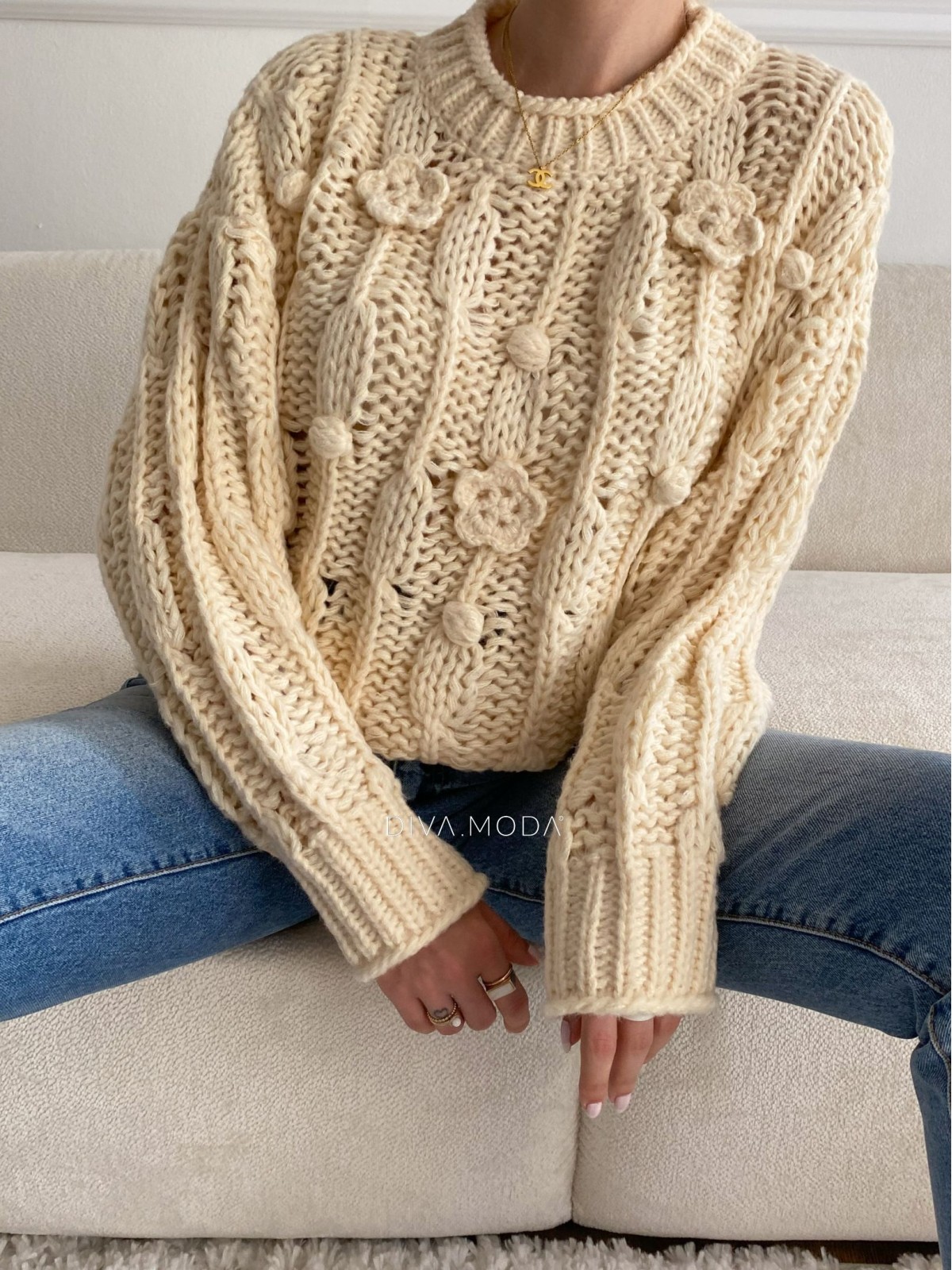 Pletený sveter s kvetinkami ecru-vanilla S 26