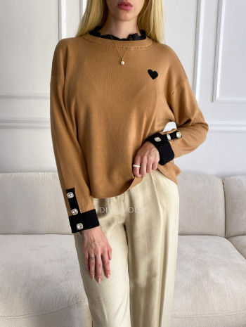 Svetrík s riasením pri krku srdiečko hnedý S 65