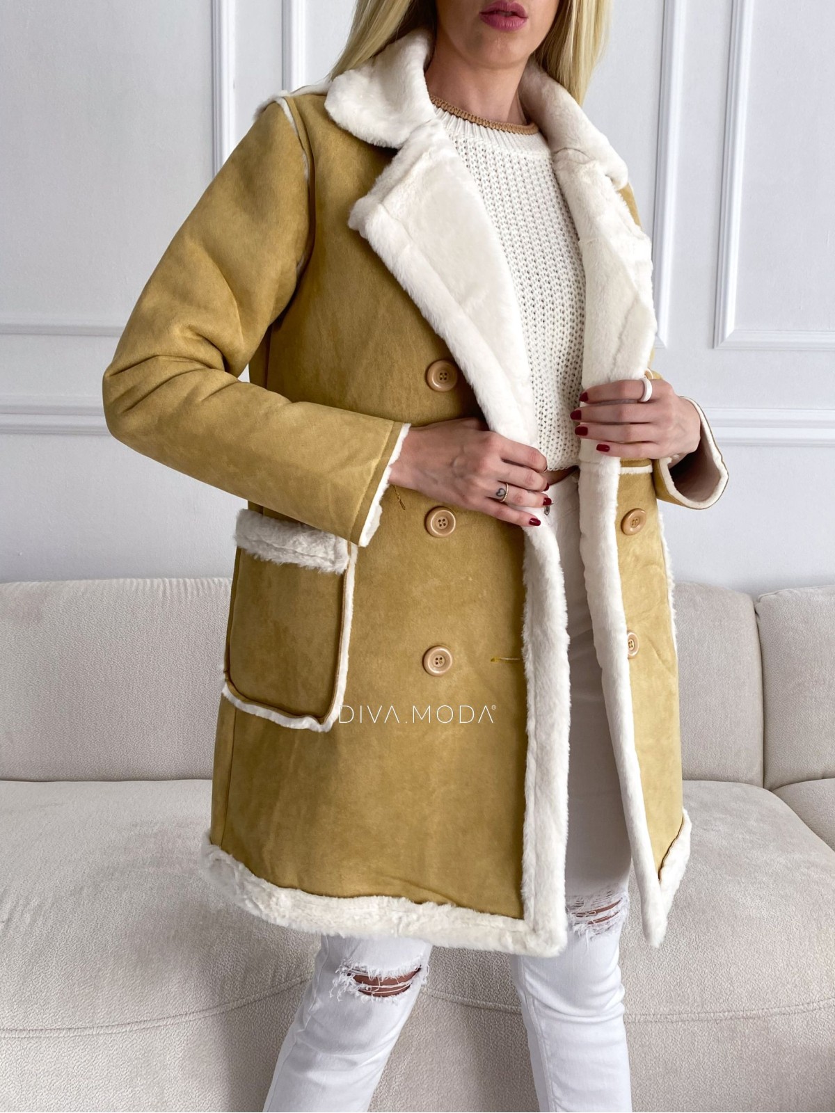 Kožušinový kabát z brúsenej koženky s dvojradovými gombíkmi hnedý S 85