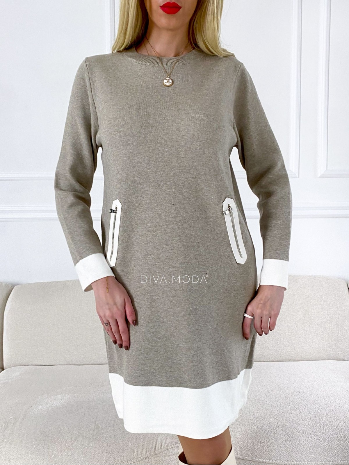 Úpletové šaty s koženkovou aplikáciou okrovo/ biele P 49