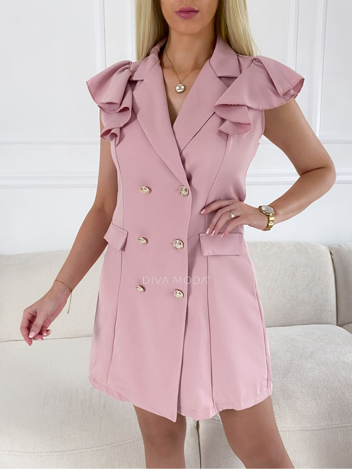 Sakové šaty s volánmi na ramenách pudrovo ružové M 68