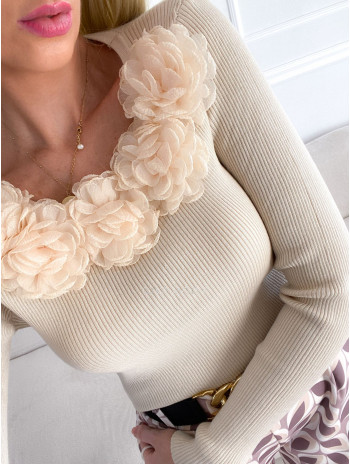 Úpletový top s 3D ružičkami béžový M 124