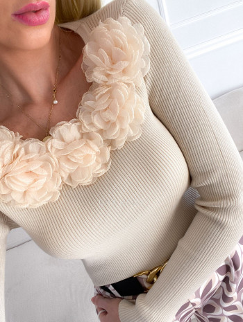 Úpletový top s 3D ružičkami béžový M 124