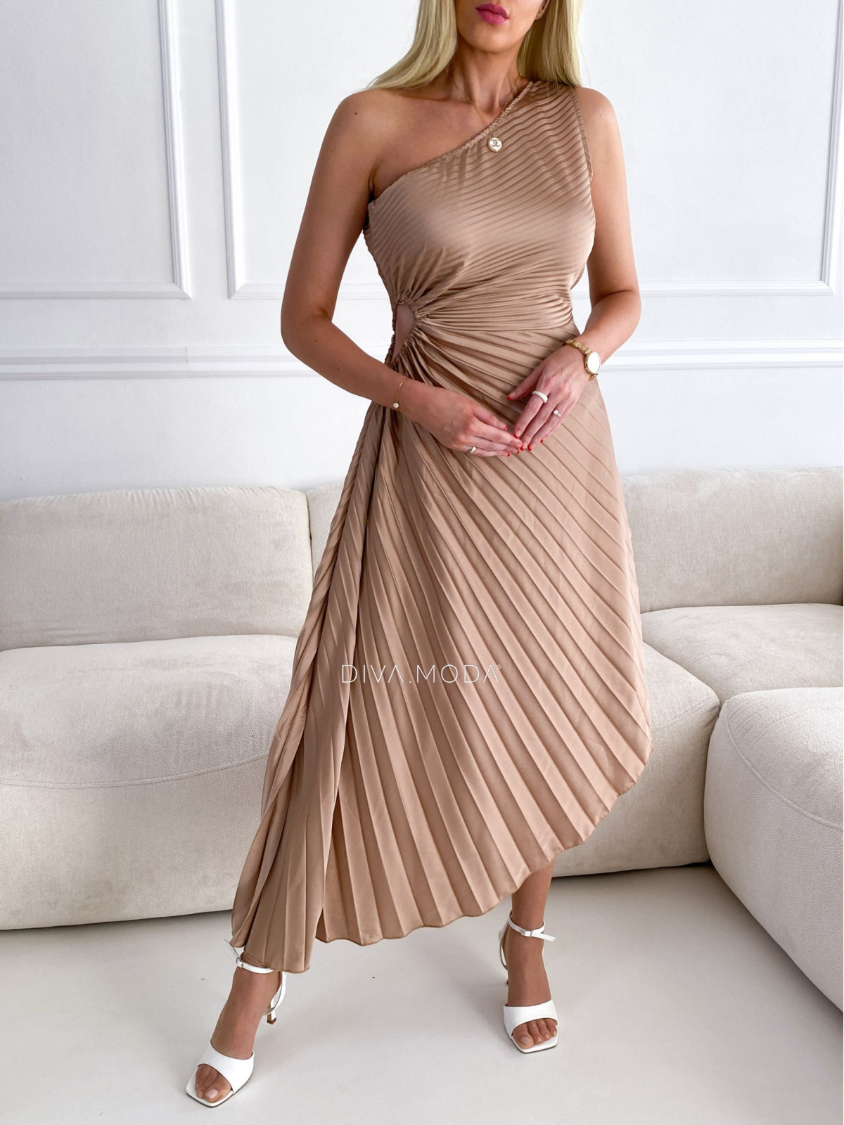 Plisované elegantné šaty s výrezom zlaté M 6