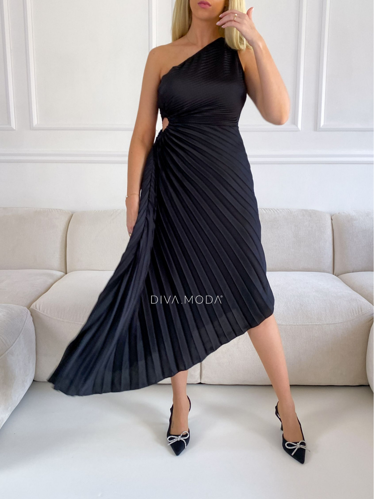 Plisované elegantné šaty s výrezom čierne M 6