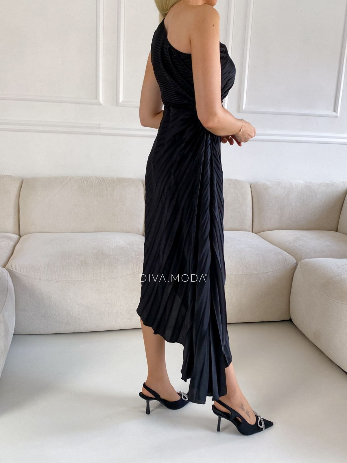 Plisované elegantné šaty s výrezom čierne M 6