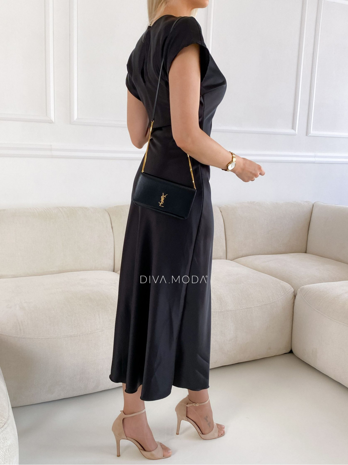 Elegantné saténové maxi šaty s riasením v páse čierne M 156
