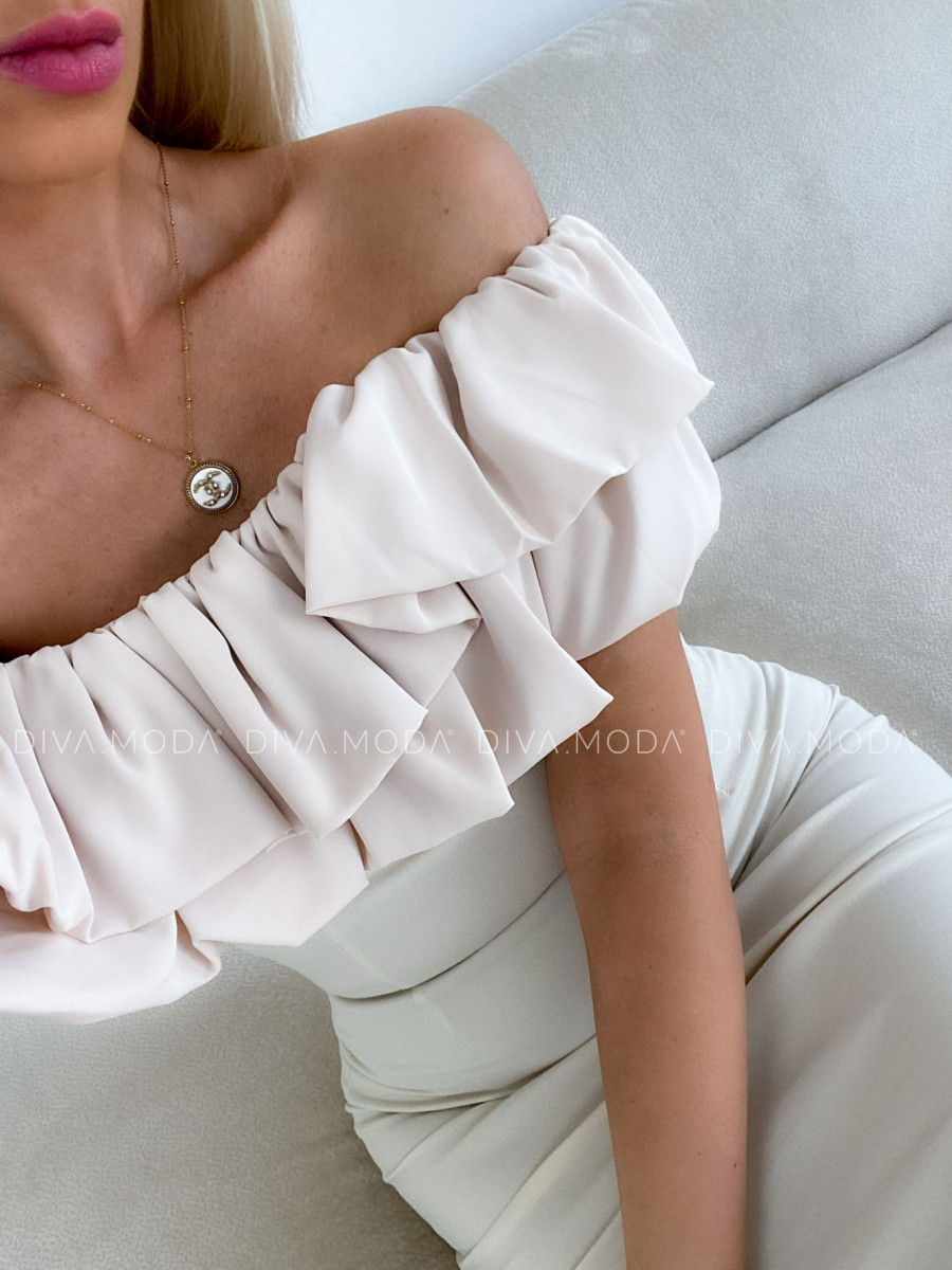Priliehavé šaty s volánom off shoulders béžové P 91