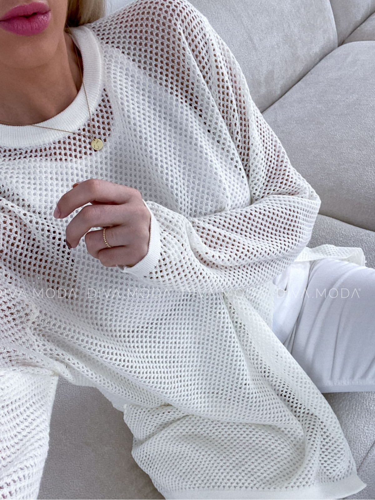 Dierkovaný sveter s rázporkom biely P 87