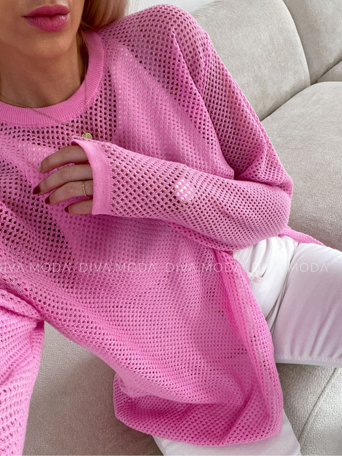 Dierkovaný sveter s rázporkom ružový P 87
