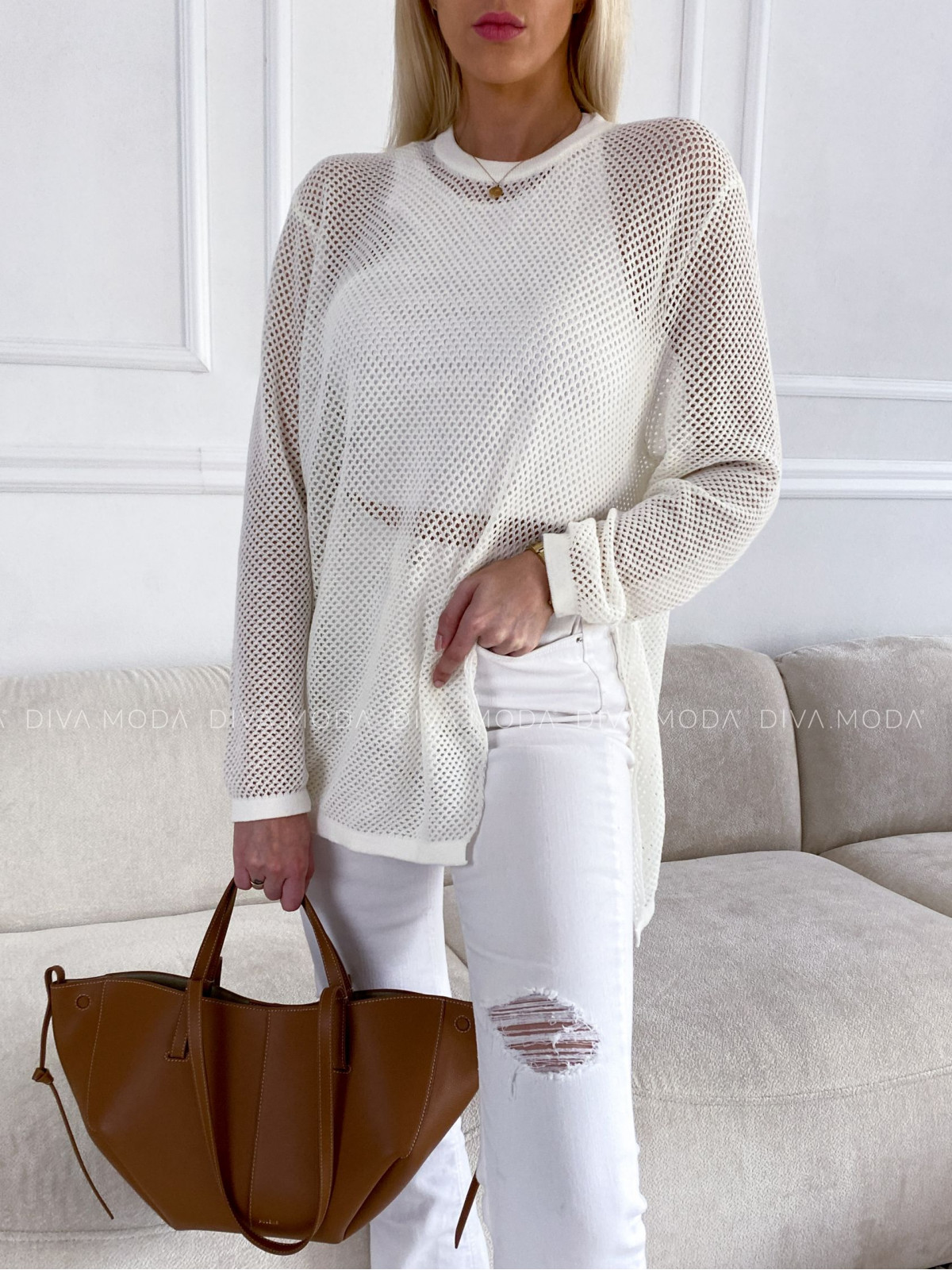 Dierkovaný sveter s rázporkom biely P 87