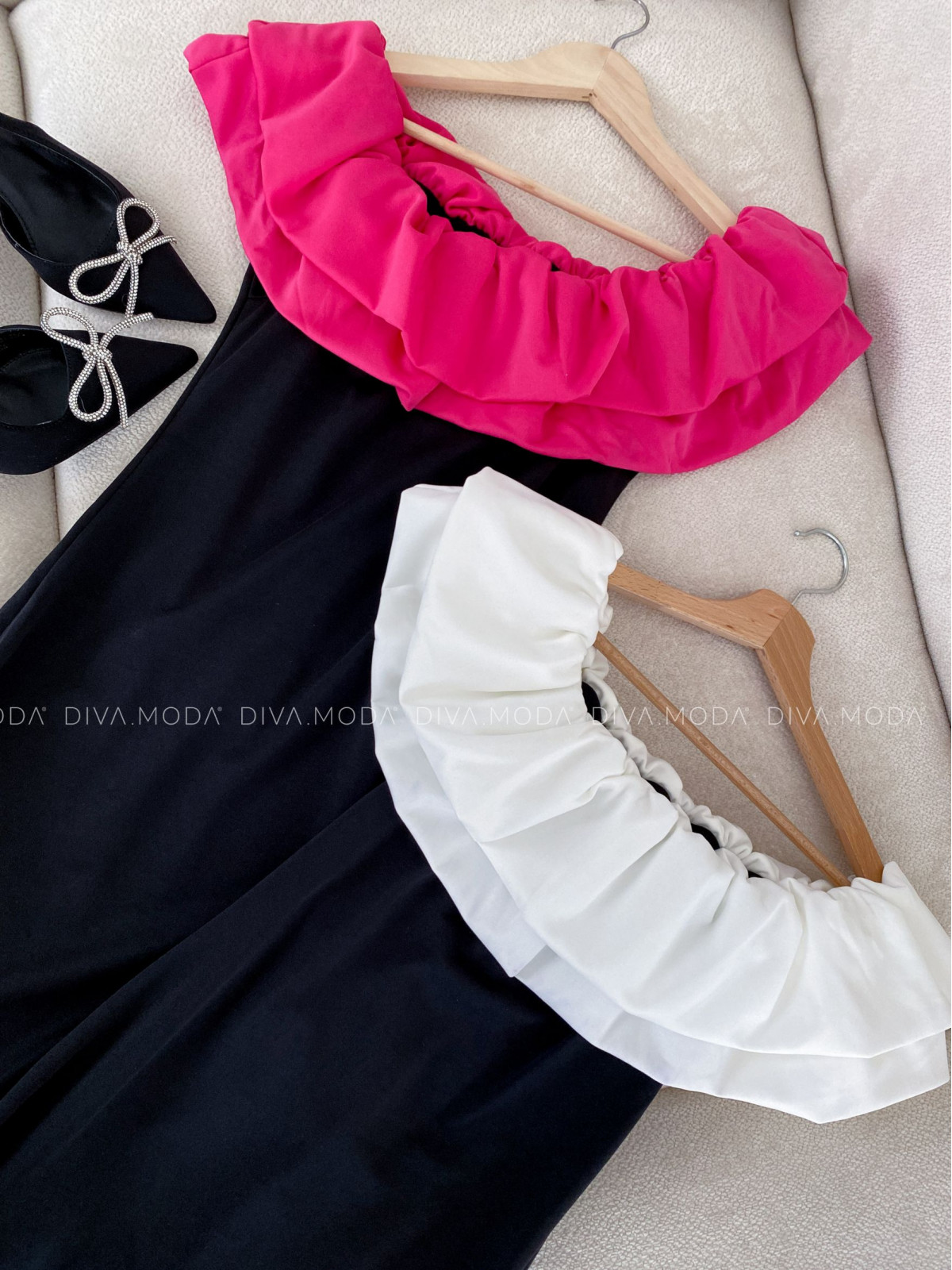 Priliehavé šaty s volánom off shoulders čierno / ružové P 98