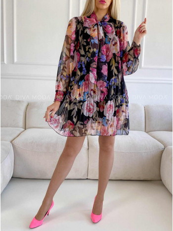 Ľahké kvetované šaty s plisom čierne M 414