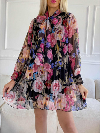 Ľahké kvetované šaty s plisom čierne M 414