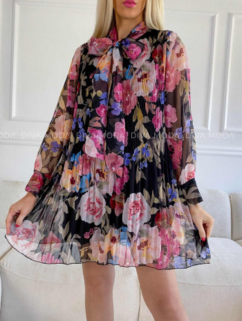 Ľahké kvetované šaty s plisom čierne M 414