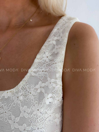 Krajkované asymetrické šaty s kamienkami smotanové K 390