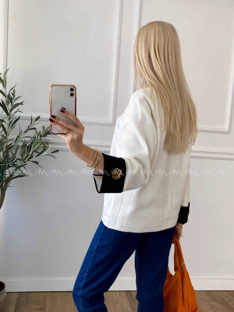 Sveter s gombíkmi na rukávoch smotanový A 46