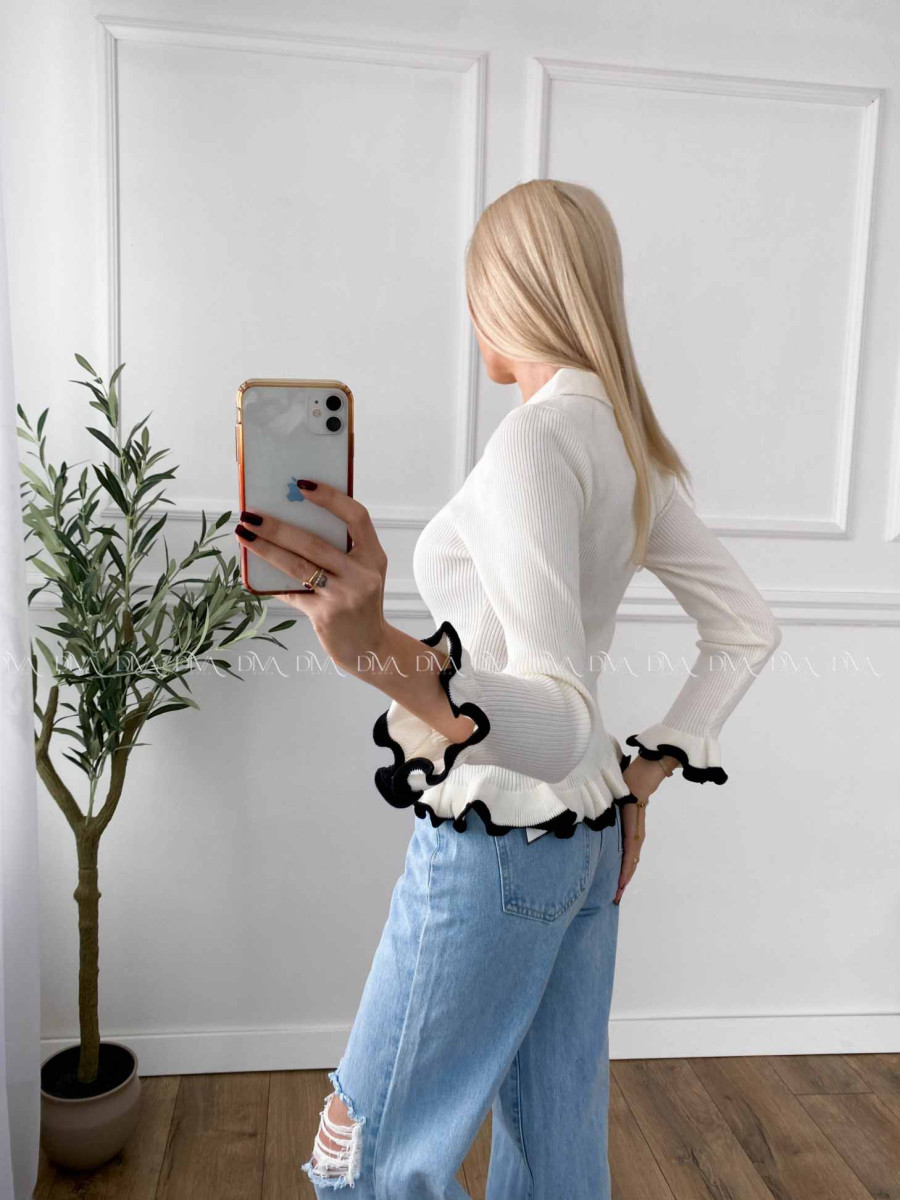 Sveter s kamienkovými gombíkmi a lemom biely A 48