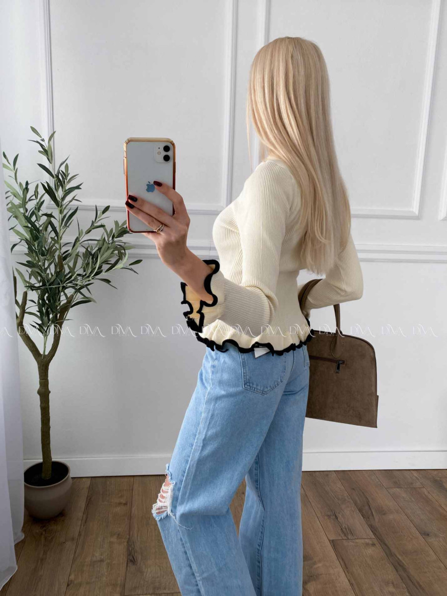 Sveter s kamienkovými gombíkmi a lemom vanilkový A 48