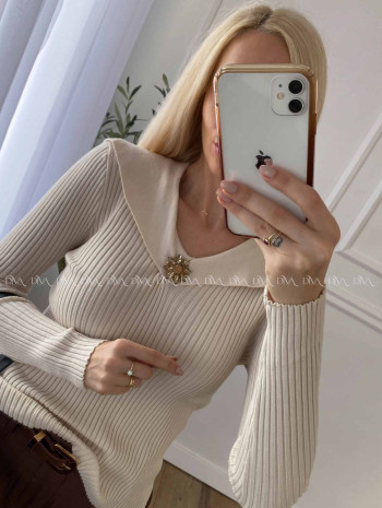 Svetrík s golierom a kamienkovým kvetom béžový A 12