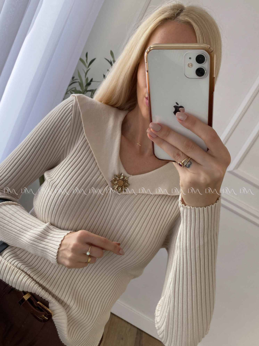 Svetrík s golierom a kamienkovým kvetom béžový A 12