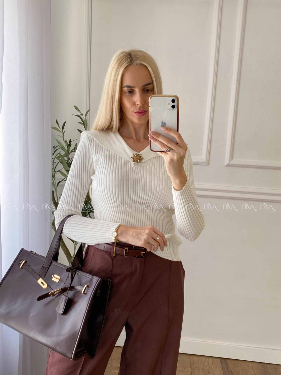 Svetrík s golierom a kamienkovým kvetom biely A 12