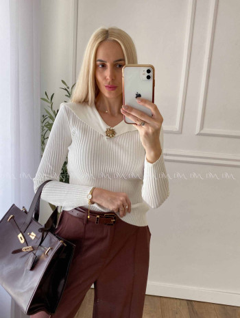 Svetrík s golierom a kamienkovým kvetom biely A 12