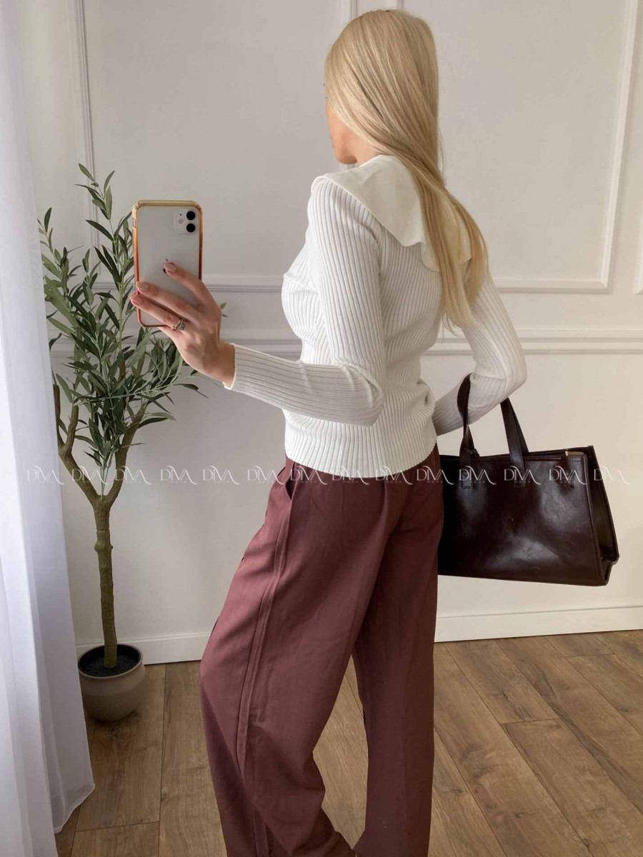 Svetrík s golierom a kamienkovým kvetom biely A 12