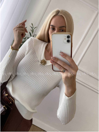 Svetrík s golierom a kamienkovým kvetom biely A 12