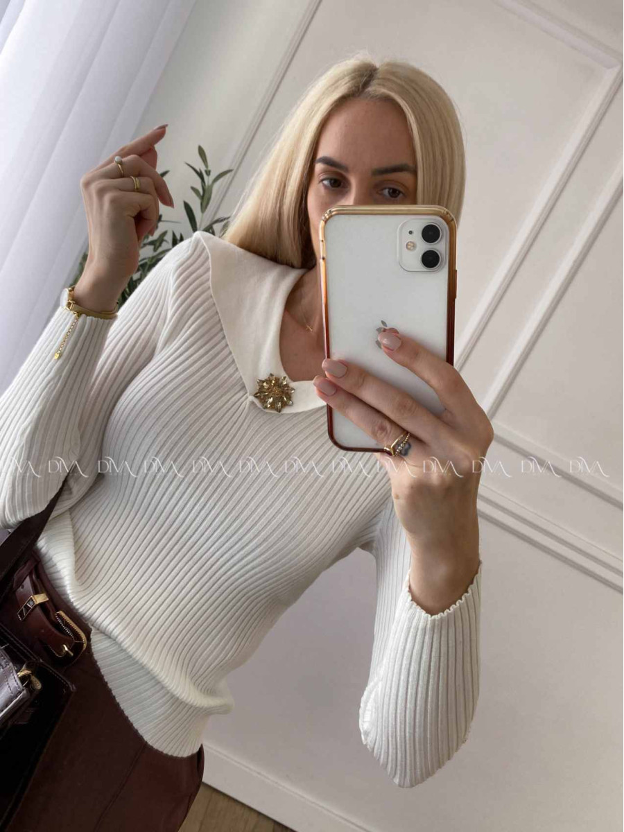 Svetrík s golierom a kamienkovým kvetom biely A 12