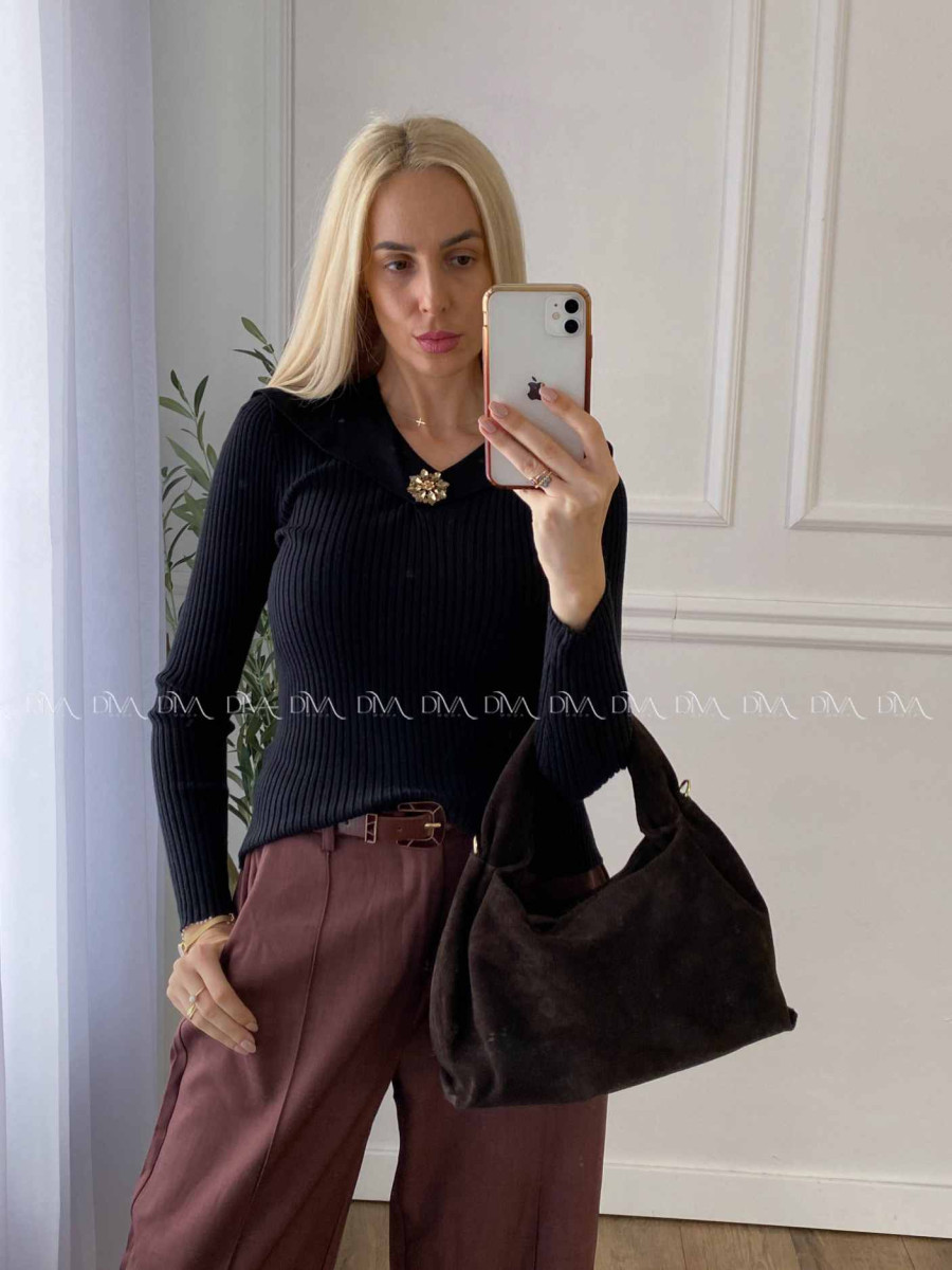 Svetrík s golierom a kamienkovým kvetom čierny A 12