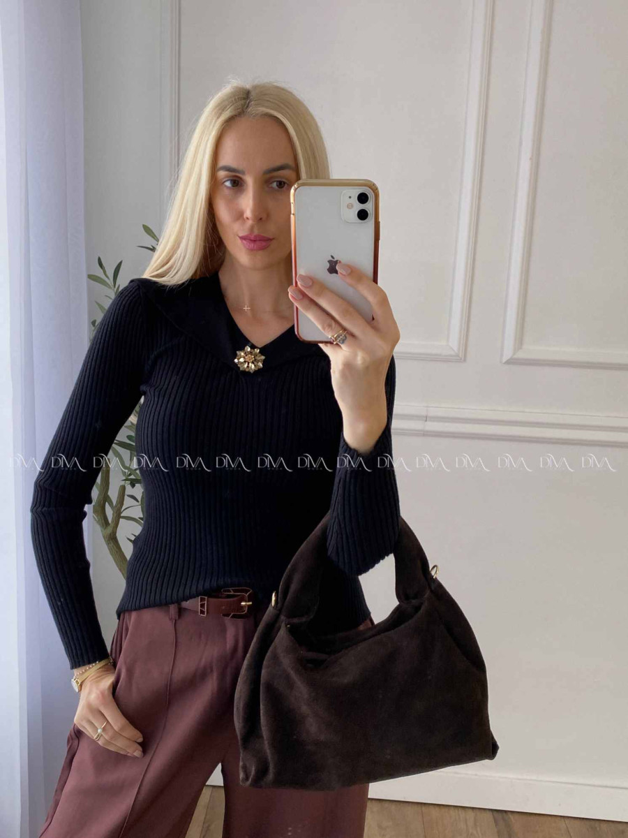 Svetrík s golierom a kamienkovým kvetom čierny A 12