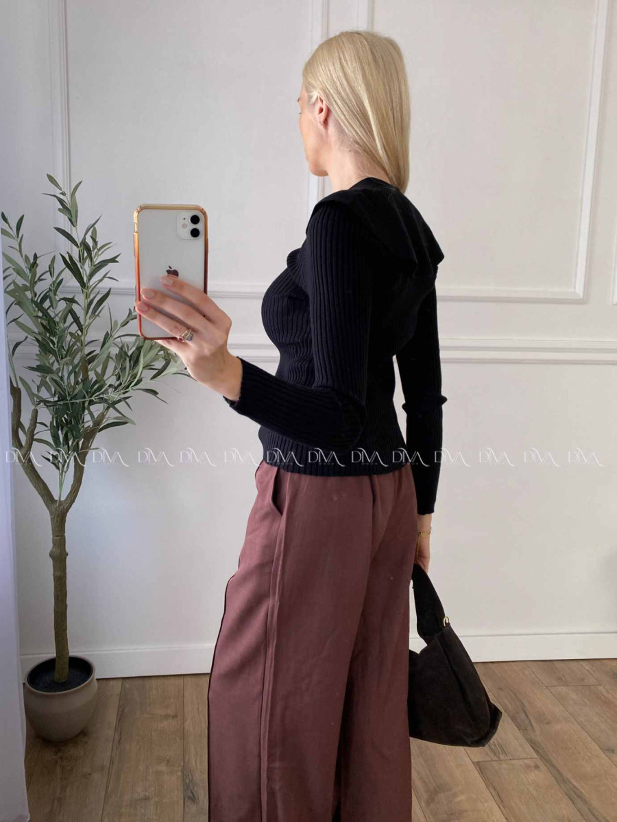 Svetrík s golierom a kamienkovým kvetom čierny A 12