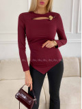 Šikmý top s výstrihom a sponou burgundy A 77 Šikmý top s výstrihom a sponou burgundy A 77