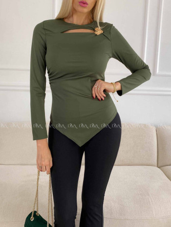 Šikmý top s výstrihom a sponou khaki zelený A 77 Šikmý top s výstrihom a sponou khaki zelený A 77