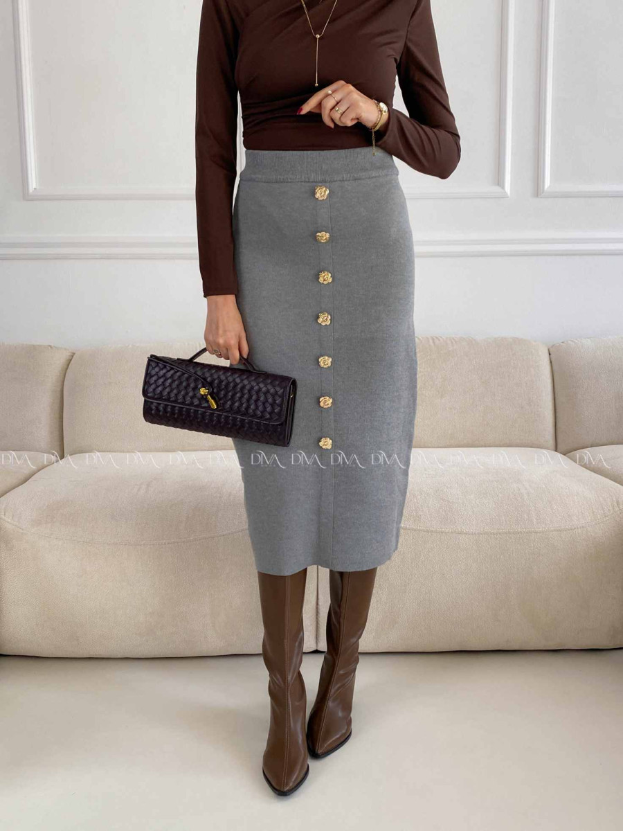 Úpletová priliehavá midi sukňa s ružičkovými gombíkmi sivá A 63