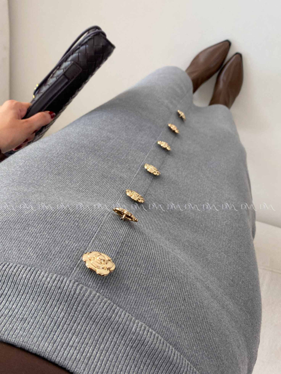 Úpletová priliehavá midi sukňa s ružičkovými gombíkmi sivá A 63