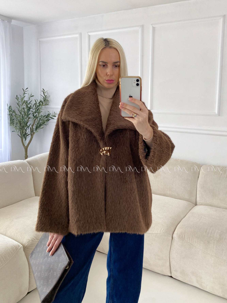kožušinový kabát so zlatou brošňou hnedý A 104
