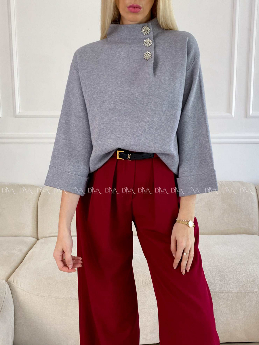 Sveter so štrasovými gombíkmi sivý V 52