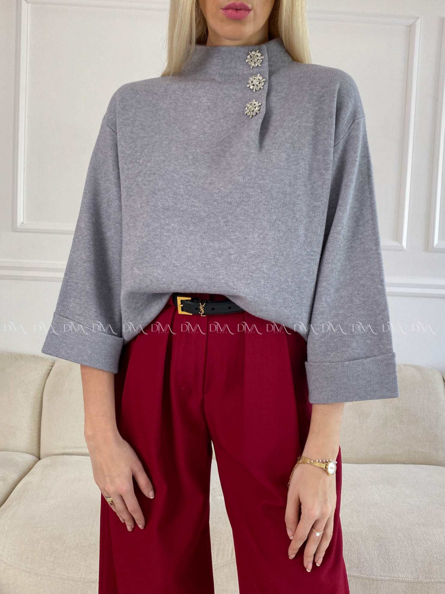 Sveter so štrasovými gombíkmi sivý V 52