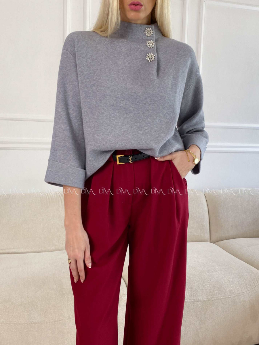 Sveter so štrasovými gombíkmi sivý V 52