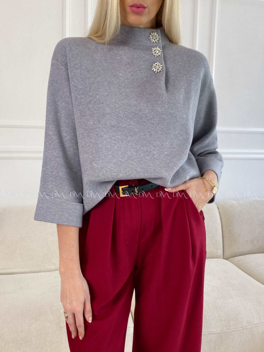 Sveter so štrasovými gombíkmi sivý V 52